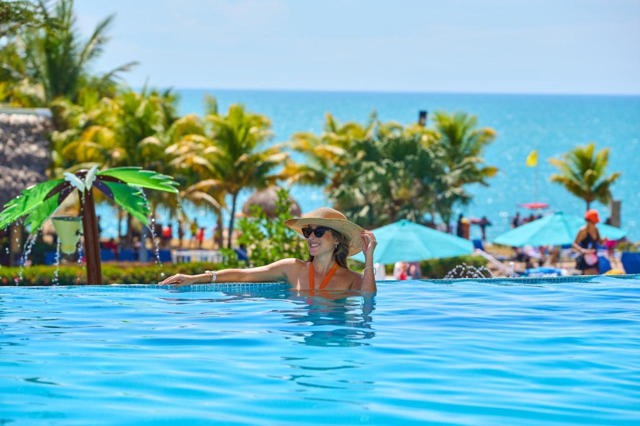 Hotel Gran Evenia Bijao Santa Clara  Esterno foto A woman in a swimming pool