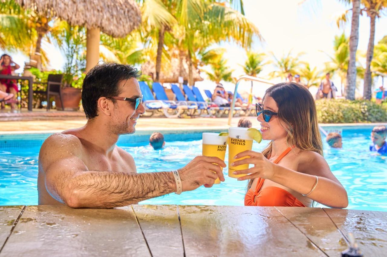 Hotel Gran Evenia Bijao Santa Clara  Esterno foto A couple drinking Presidente at a pool