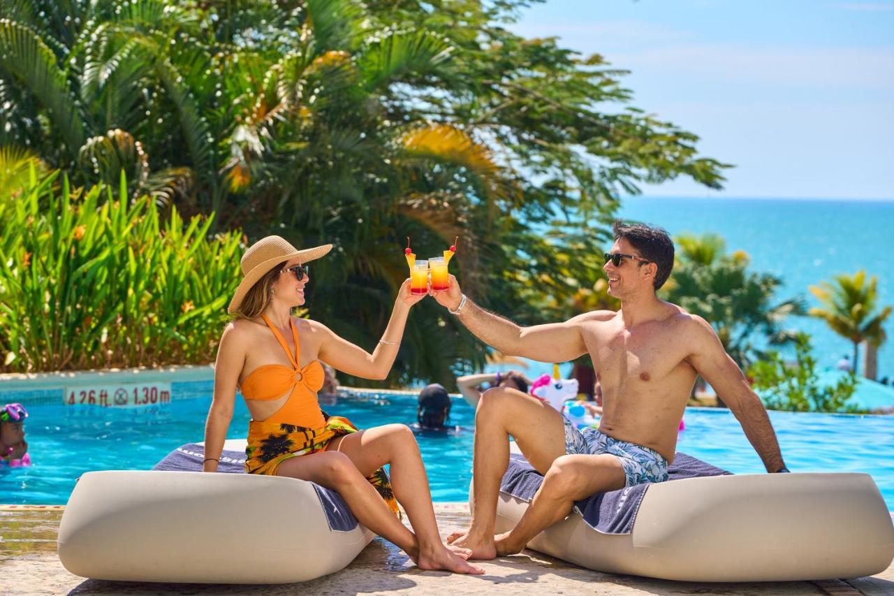 Hotel Gran Evenia Bijao Santa Clara  Esterno foto A couple at a resort in Cancun, Mexico