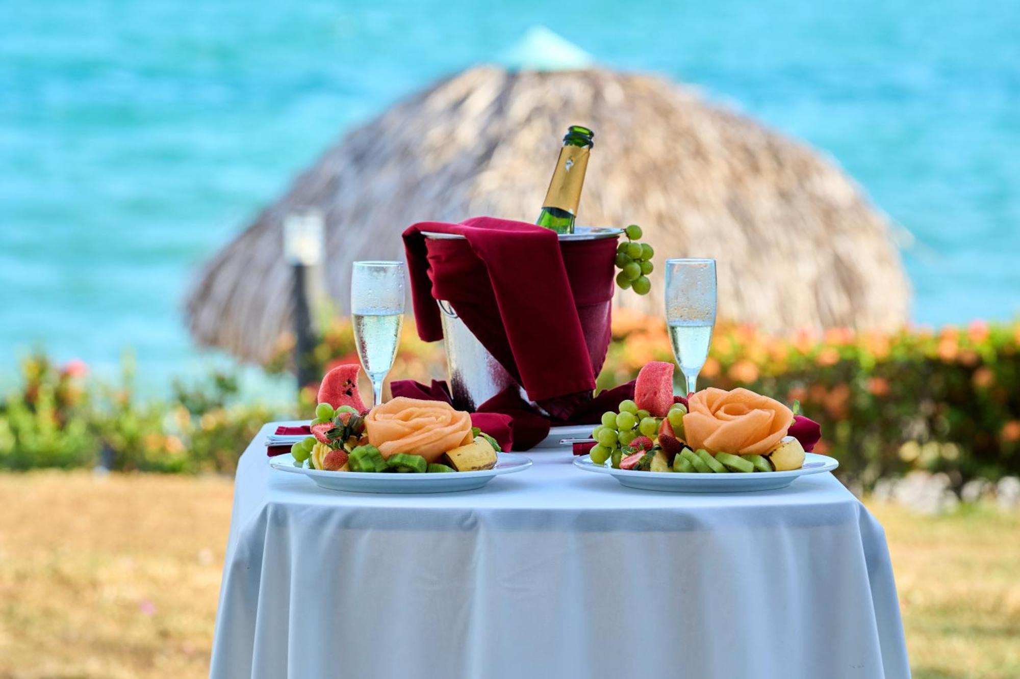 Hotel Gran Evenia Bijao Santa Clara  Esterno foto Champagne at the beach