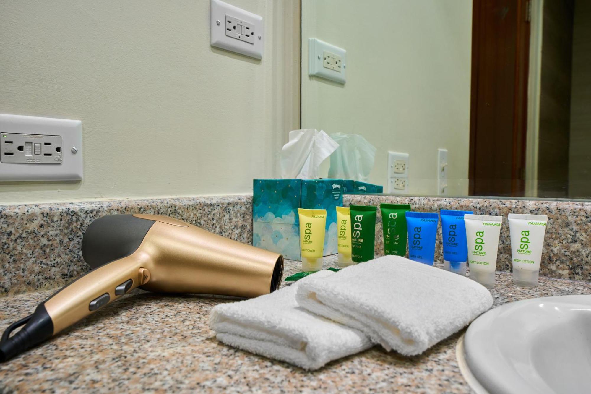 Hotel Gran Evenia Bijao Santa Clara  Esterno foto A hair dryer and toiletries in a hotel bathroom