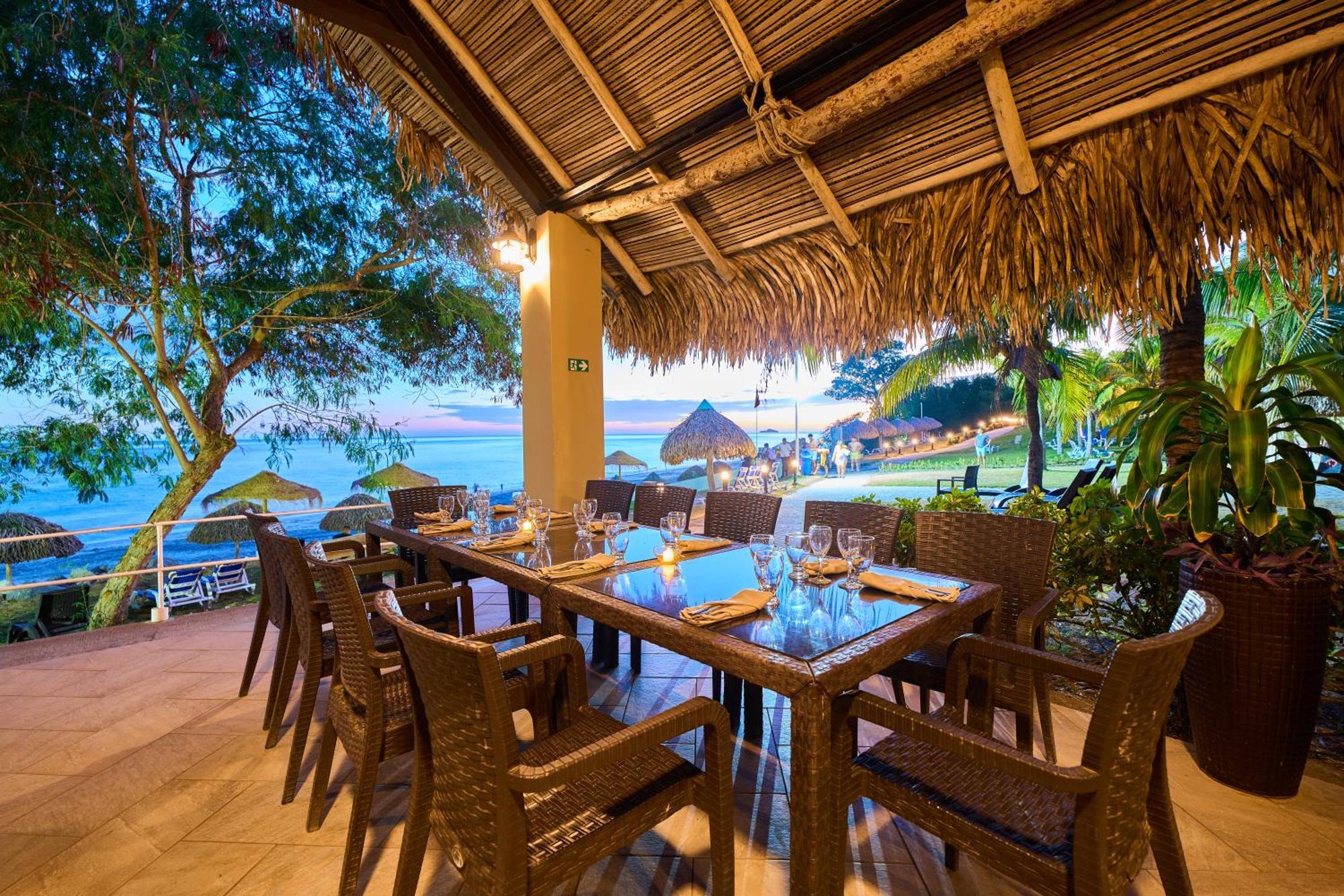 Hotel Gran Evenia Bijao Santa Clara  Esterno foto The Beachfront Restaurant