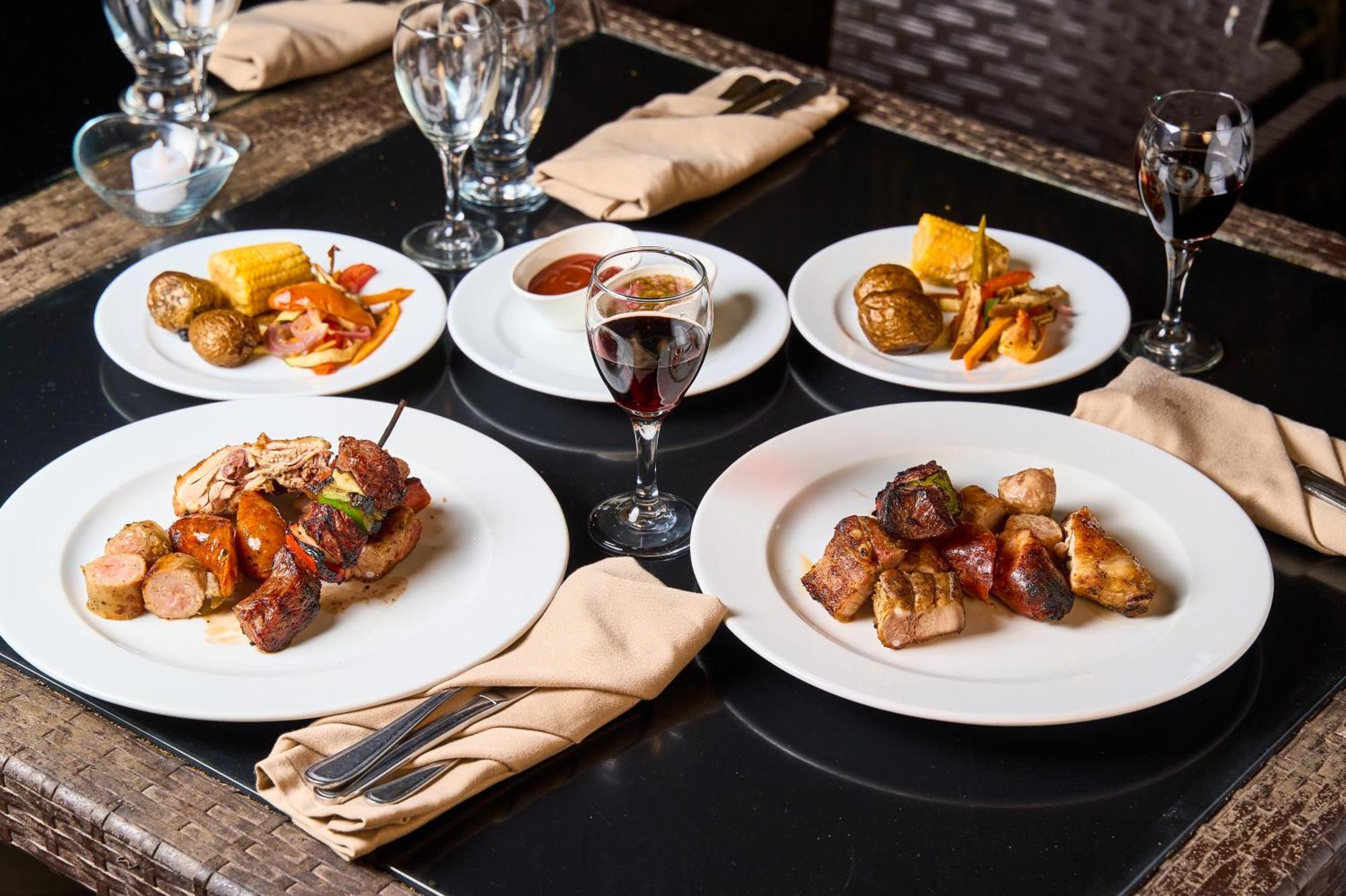 Hotel Gran Evenia Bijao Santa Clara  Esterno foto A selection of dishes at the restaurant