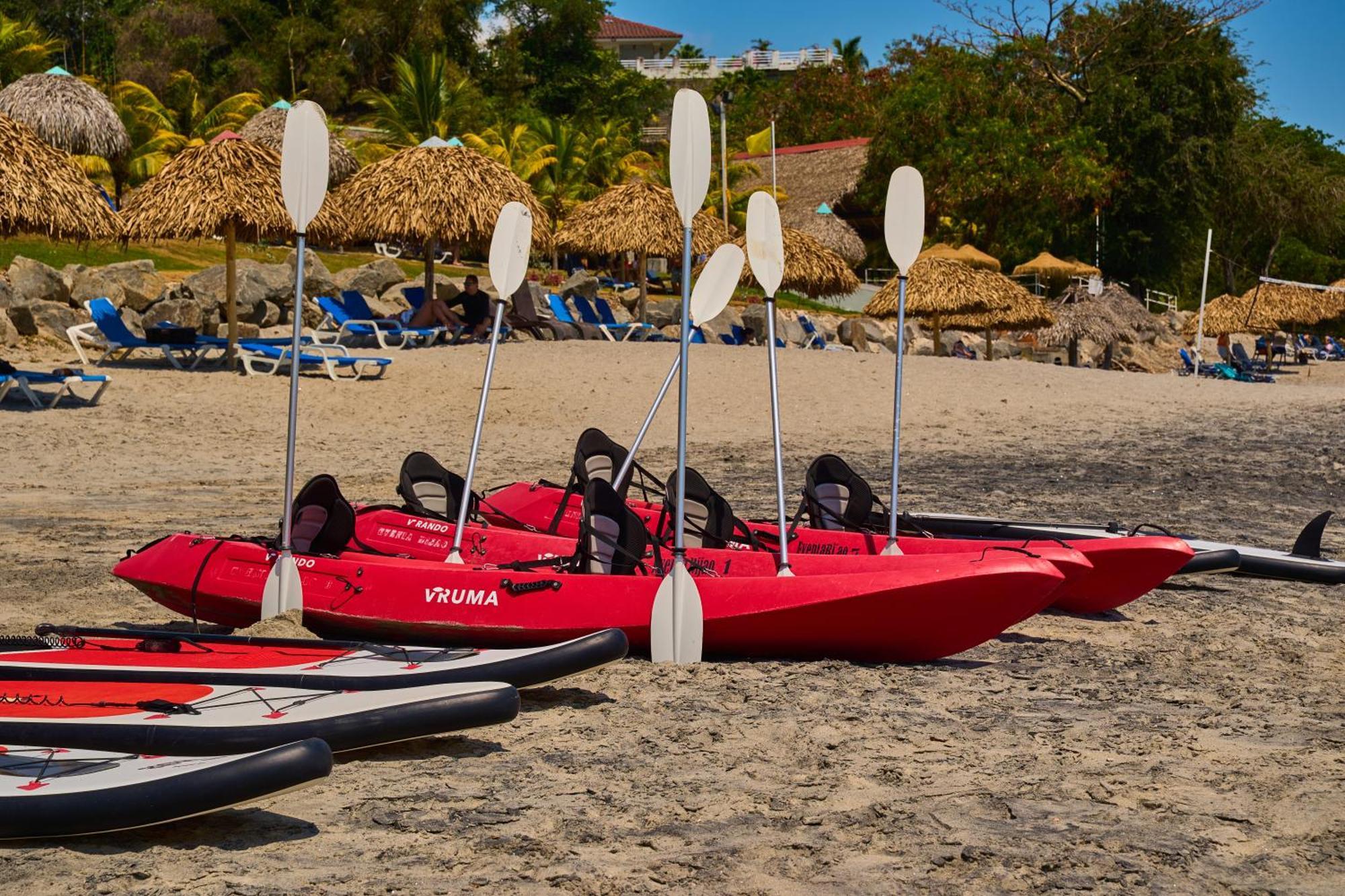 Hotel Gran Evenia Bijao Santa Clara  Esterno foto Kayaks on the beach
