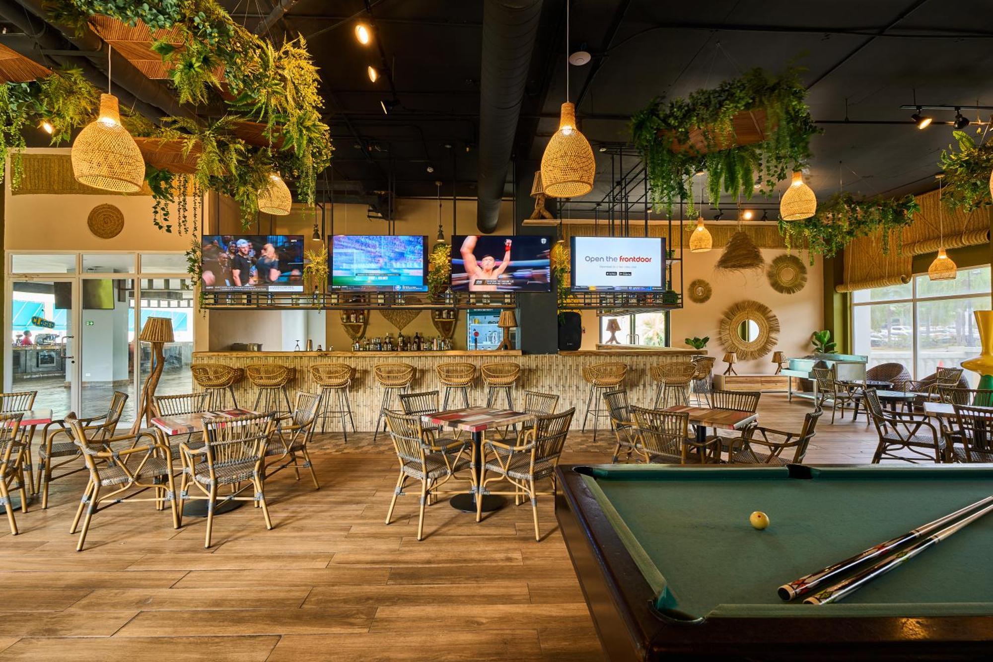 Hotel Gran Evenia Bijao Santa Clara  Esterno foto The interior of a typical sports bar