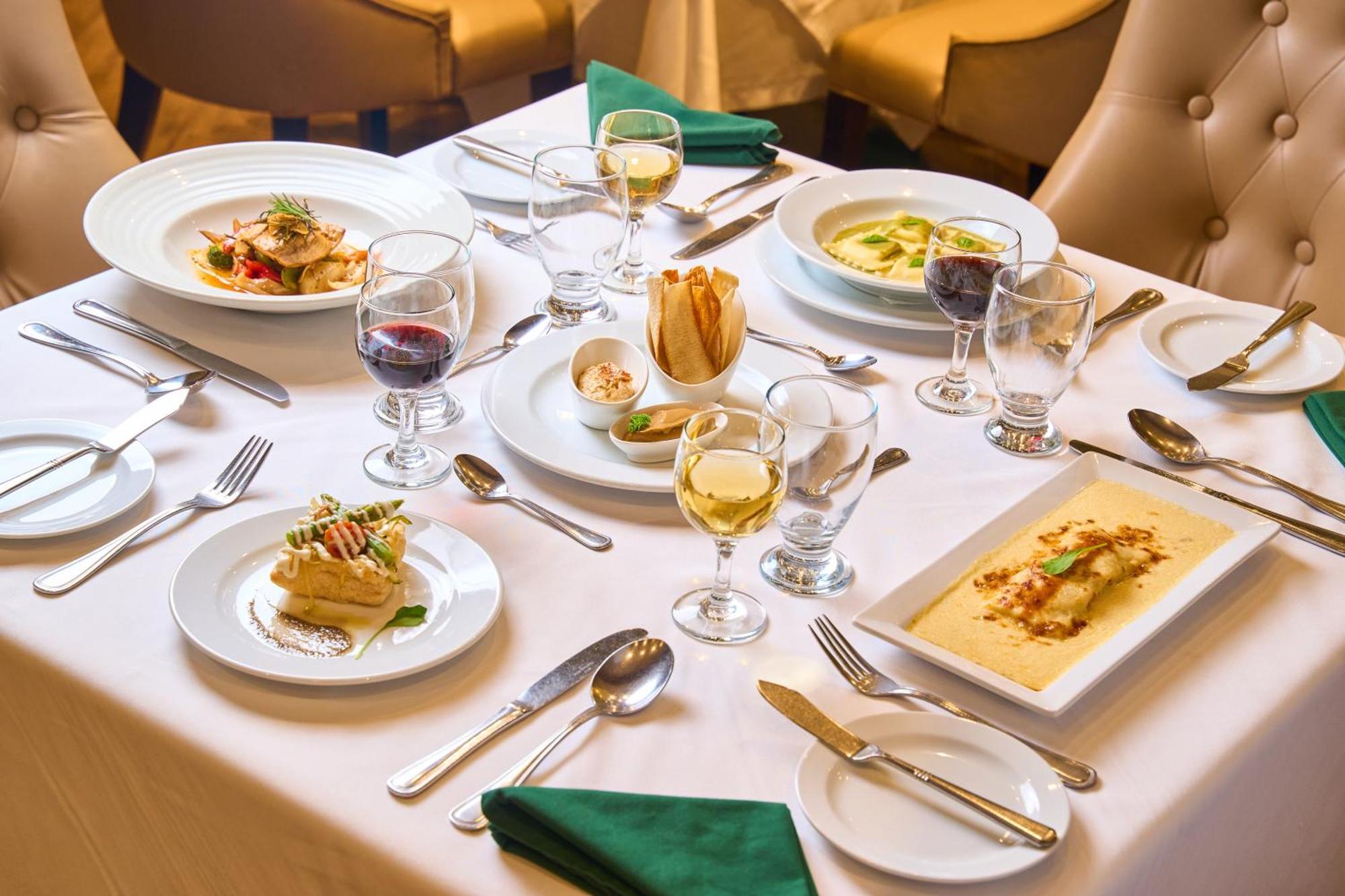 Hotel Gran Evenia Bijao Santa Clara  Esterno foto A table set for fine dining