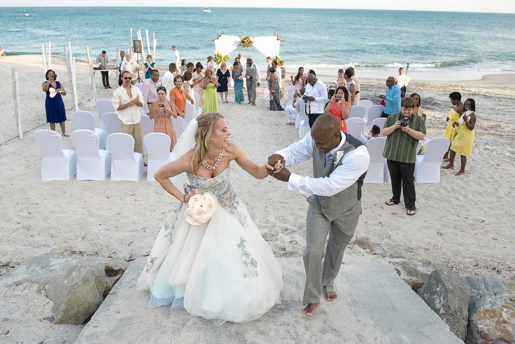 Hotel Gran Evenia Bijao Santa Clara  Esterno foto A beach wedding in Jamaica
