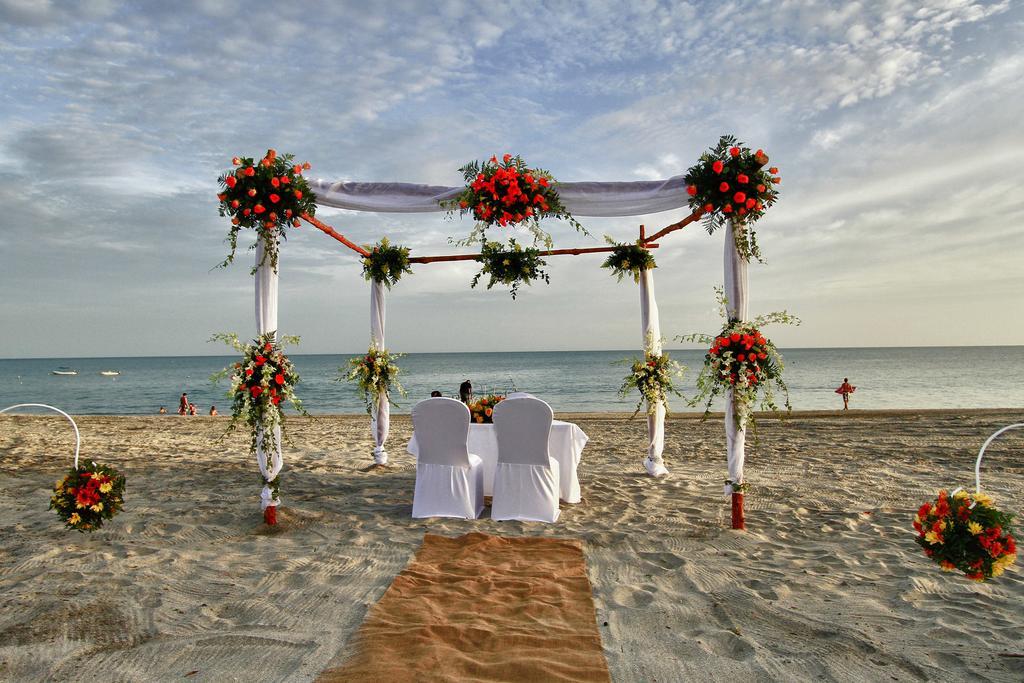 Hotel Gran Evenia Bijao Santa Clara  Esterno foto A beach wedding