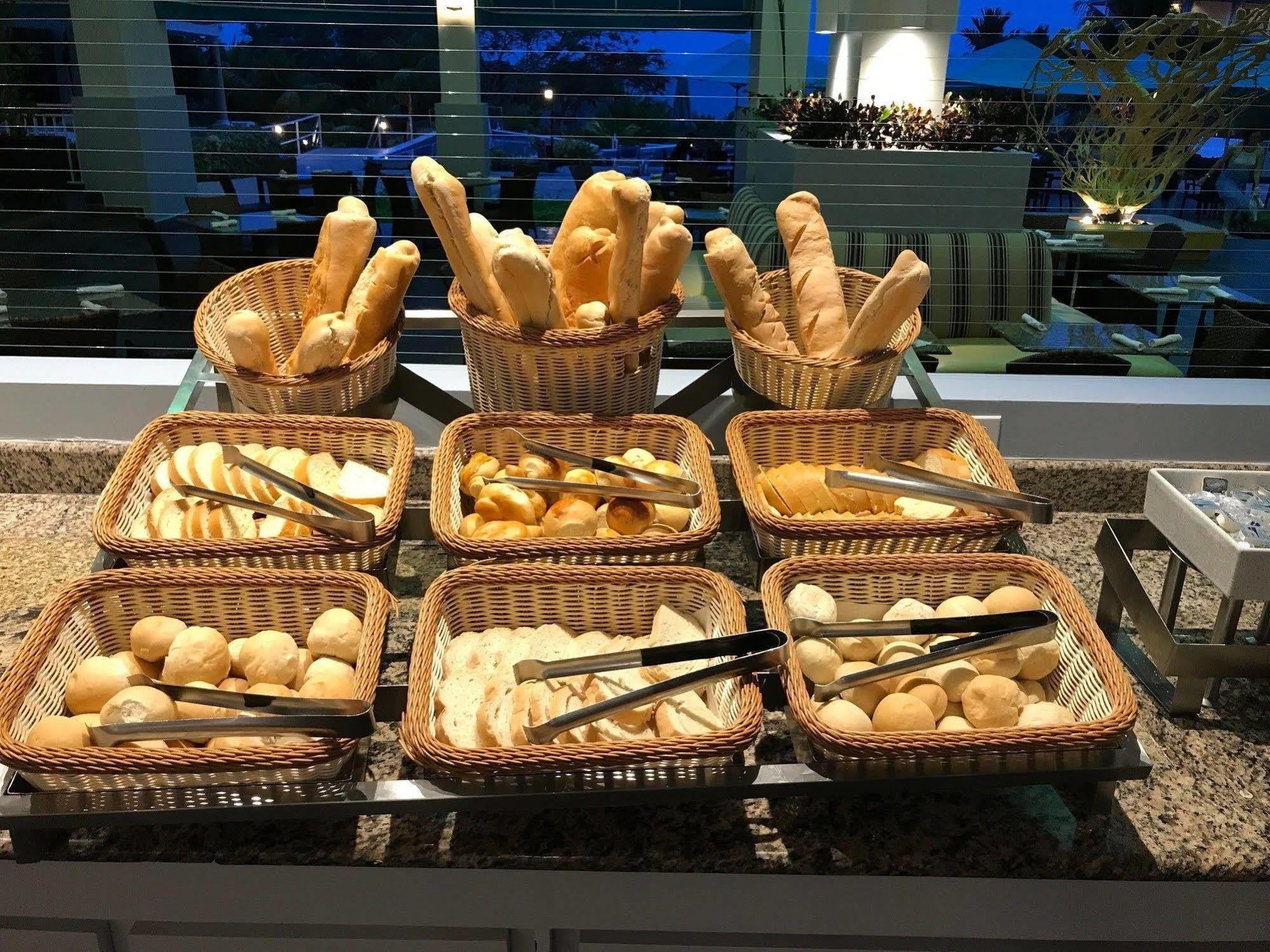 Hotel Gran Evenia Bijao Santa Clara  Esterno foto Bread at a buffet